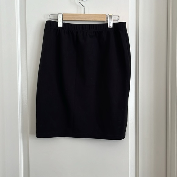 Velvet by Graham & Spencer pull on skirt size medium - Picture 3 of 3